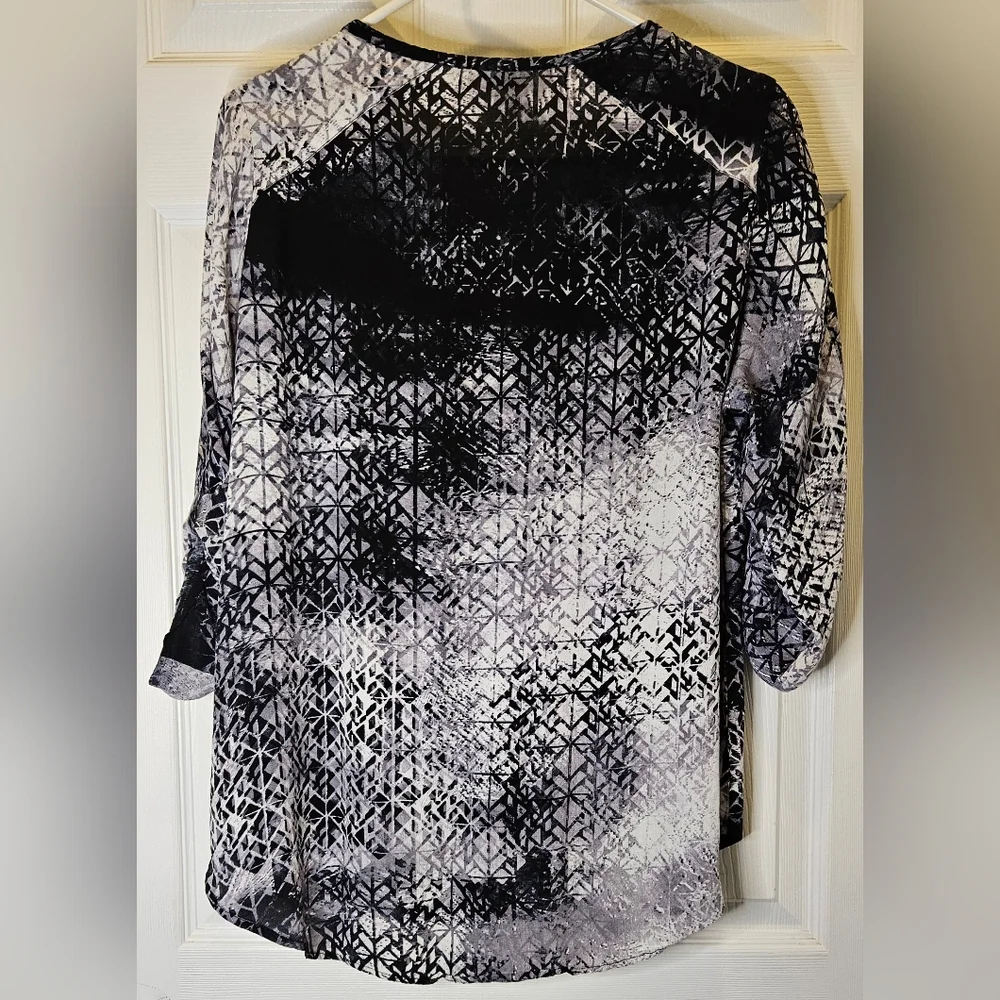 Casual Studio Geometrical Blouse - Picture 2 of 5